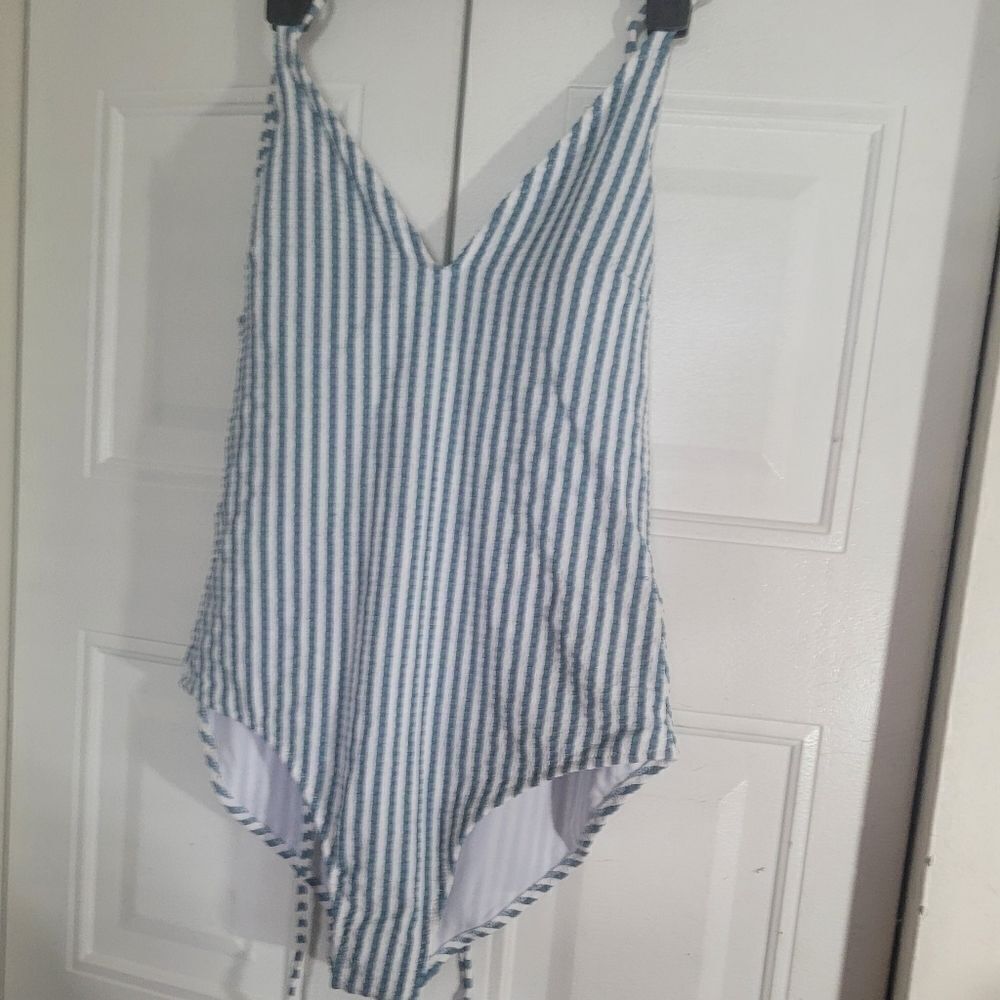 JESSICA simpson size XLARGE NWT light Green and white Swimsuit 1 pices Unused